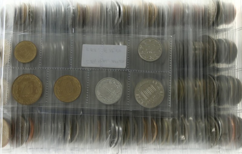 World coins - Box with appr. 400 world coins neatly packed in plastic covers, ol...