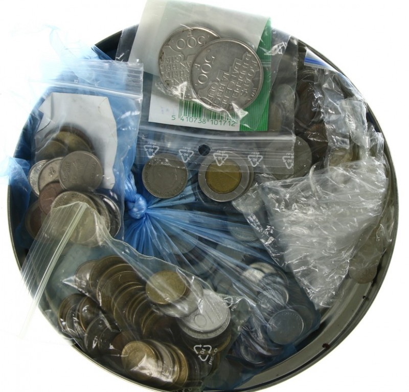 World coins - Plastic box with various world coins, approx. 10 kg, mainly in sma...