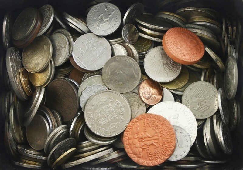 World coins - Box with various world coins incl. Crownsize silver, porcelain Eme...