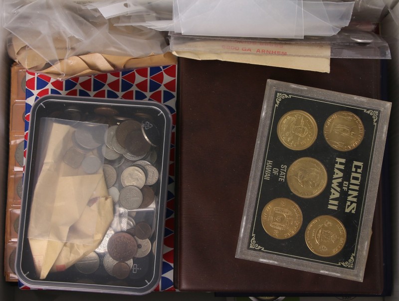 World coins - Bos with some albums, envelopes, bags etc. with various world coin...