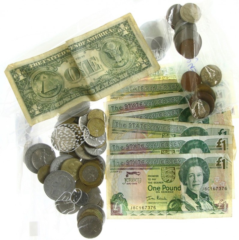 World coins - Lot with various world coins, sorted in bags with current, exchang...