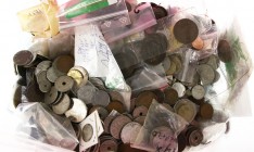 Kilo's - Plastic box met ca. 11 kilo wereldmunten, veelal in zakjes