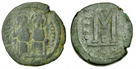 JUSTINO II y SOFÍA. Follis. Constantinopla, B. A/ Justino y Sofía con aureola sentados de frente en trono doble. R/ Gran "M", a la izq. ANNO y a la de...