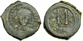 MAURICIO TIBERIO. Follis. Constantinopla, E. A/ Busto con casco y coraza. R/ Gran "M" entre ANNO y año; encima, cruz. En Exergo, CON. SBB-494. BC+.