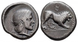 Lucania. Velia. Stater. 400-350 a.C. (Sng Ans-1225). (HN Italy-1275). Anv.: Lion on the right on a dotted line on the ground, above B retrograde. Rev....