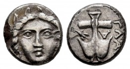 Thrace. Apollonia Pontika. Diobol. 450-400 a.C. (SNG BM Black Sea-171). (SNG Stancomb-46). Anv.: Medusa's head facing. Rev.: Anchor raised, on the lef...