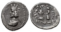 Kingdom of Parthia. Artaxerxes II. Hemidrachm. Siglo I a.C. (Sunrise-592). (Alram-571). Anv.: Left hand bust with short beard, tiara, fleece and wall ...