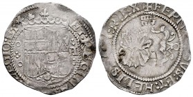 Catholic Kings (1474-1504). 1 real. Segovia. (Cal-400 variante). Anv.: Roseta de 4 pétalos a izquierda del escudo entre roeles; A gótica a derecha del...