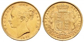 United Kingdom. Victoria Queen. 1 sovereign. 1865. (Km-736.2). (Fried-387i). Au. 7,98 g. Minor nick on edge. Almost XF. Est...260,00. /// SPANISH DESC...