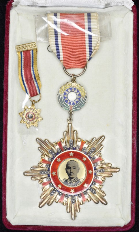 China, Order of Victory 1945, breast badge, in silver-gilt and enamels, with cen...