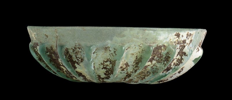 ROMAN GLASS RIBBED BOWL
1st -3rd century AD
height cm 4,5; diam. cm 15,3

Be...