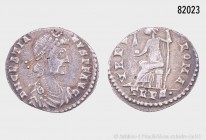 Römische Kaiserzeit, Gratianus (367-383), Siliqua, 375/378, Trier. Rs. Roma nach links sitzend. 1,49 g; 18 mm. Aus alter deutscher Sammlung, erworben ...
