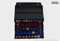 1 alte Münzkassette mit 5 Schubladen und Filzeinlagen, darin diverse Münzen alle Welt, auch DM und Euro, teilweise Stempelglanz und PP. Ein dekorative...