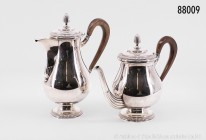 Konv. Kaffee- und Teekanne, 800er Silber, Italien. Gesamtgewicht ca. 1000 g, H bis 25 cm, schönes Dekor mit Holzgriffen, exzellenter Zustand.