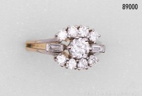 Ring, 750er Weißgold, Steigbügelform, Juwelierarbeit mit Brillanten (1 Brillant vsi 0,52 Karat, 8 Brillanten vsi 0,55 Karat und 2 Baguette vvsi 0,23 K...