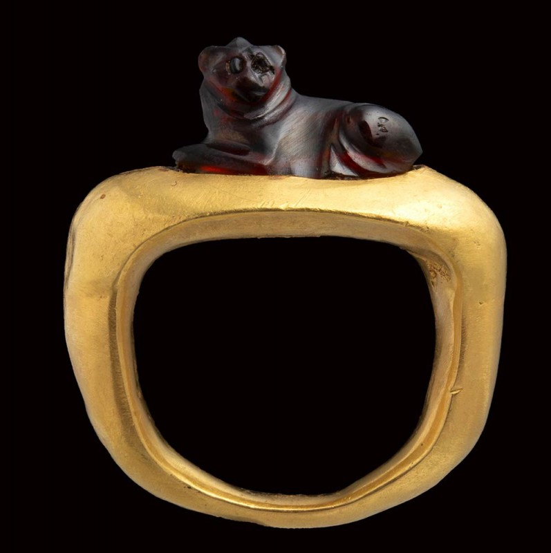 A fine greek garnet microsculpture mounted on a modern gold ring. Lioness. 

5...