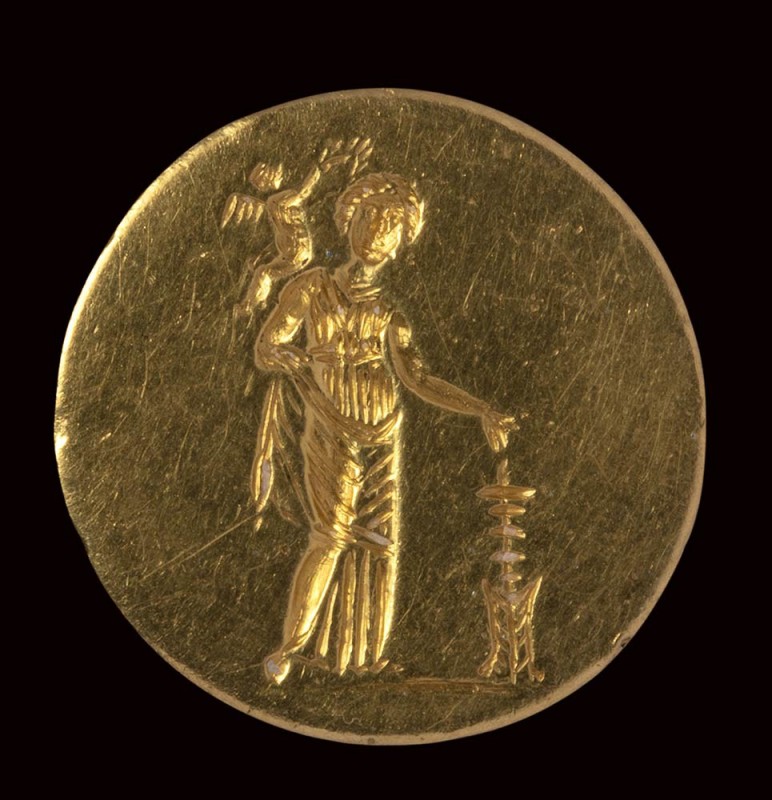 A very fine early Hellenistic gold ring with engraved bezel. Aphrodite and Eros....