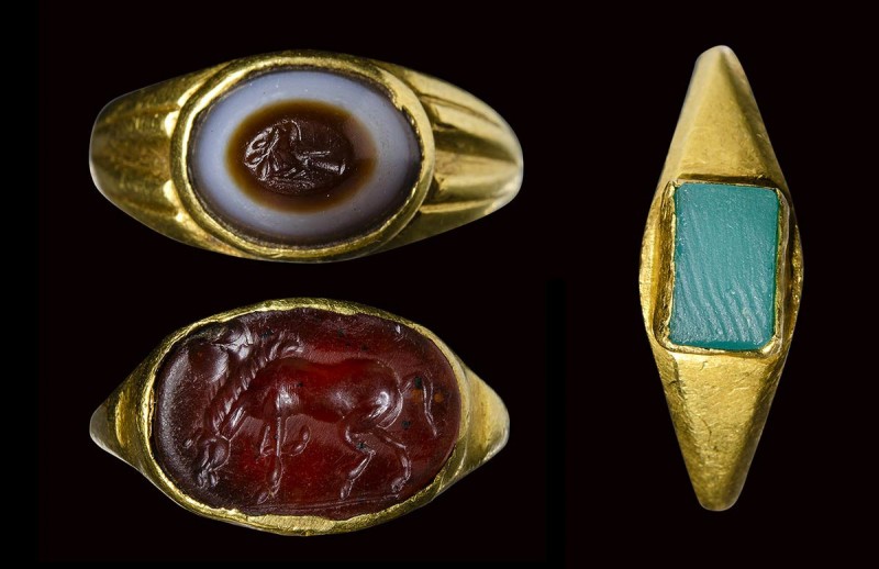 A lot of three roman gold rings with stones intaglio and glass. 

2nd - 4th ce...