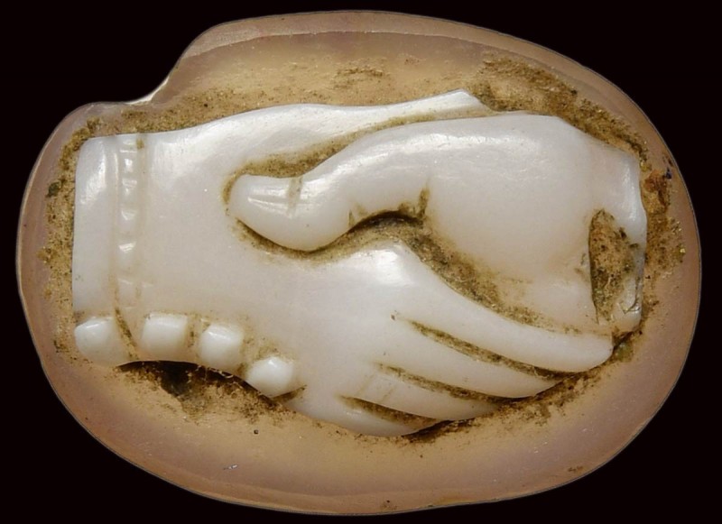 A late roman two-layers agate cameo. Dextrarum junctio. 

3rd - 4th century A....