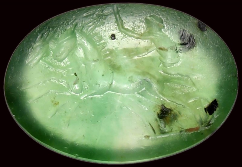 A roman green chalcedony intaglio. Biga.

2nd century A.D.

5 x 7 x 1,5 mm
...