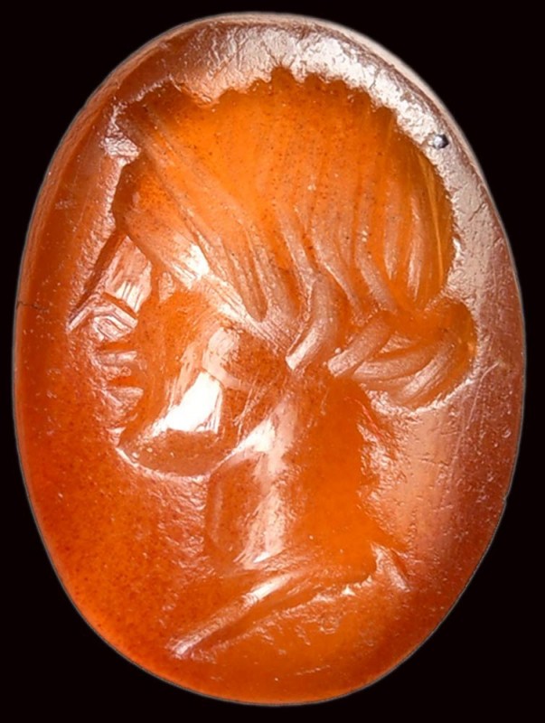 A roman carnelian intaglio. Female head. 

2nd century A.D.

6 x 9 x 2 mm
...