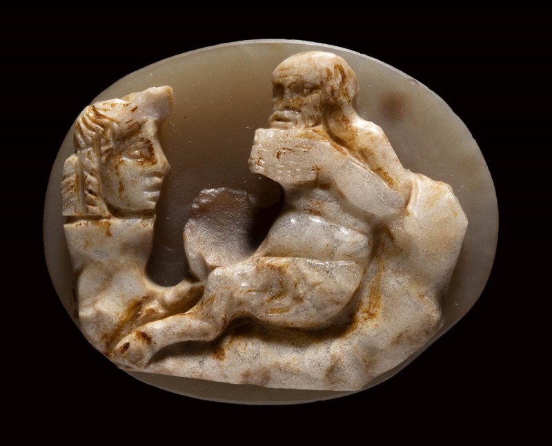A roman agate cameo. Satyr and mask. 

1st - 3rd century A.D.

20 x 25 x 7 m...
