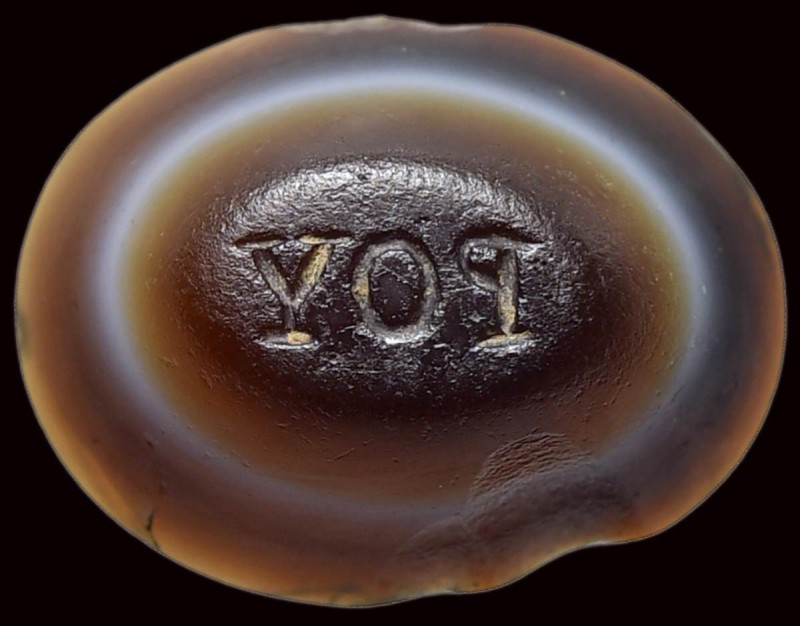 A roman agate intaglio. Inscription. 

2nd - 3rd century A.D..

8 x 11 x 4,5...