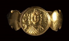 A late roman gold signet ring, with engraved bezel. Female bust with inscriptions.