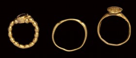 A lot of three  roman gold finger rings.