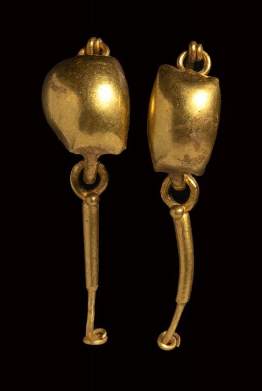 A roman pair of gold earring with discs and pendants.

2nd century A.D. 

H ...