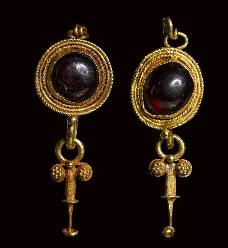 A pair of roman gold earrings set with garnets. 

2nd - 3rd century A.D.

H:...