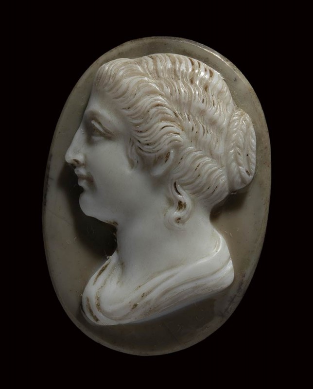 A neoclassical agate cameo. Female bust. 

End of 18th century - Beginning of ...