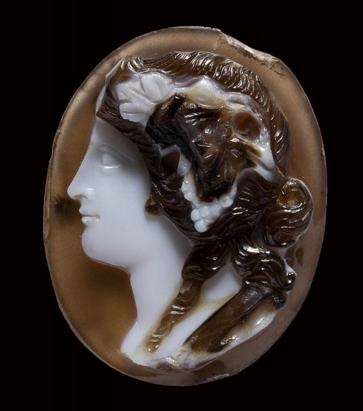 A neoclassical agate cameo. Bust of a Bacchante. 

End of 18th century - Begin...
