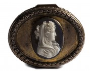 A large two-layers agate cameo set in a Victorian gilded massive silver snuff box. Veiled bust of Flora.