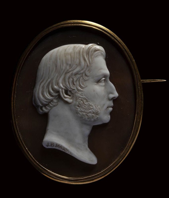 A 18K gold brooch set with a shell cameo signed JB Martin. Male portrait. 

19...