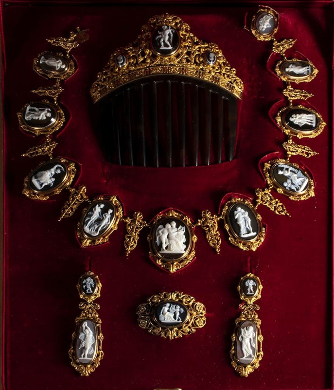 A very fine french gold parure with agate cameos. Mythological figures. 

1840...
