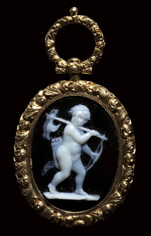 A fine neoclassical onyx cameo set in a chiseled gold pendant. Cupid hunter. 
...