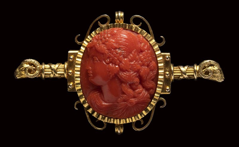 A fine Victorian coral cameo set in a gold brooch. Bacchante. 

19th century
...