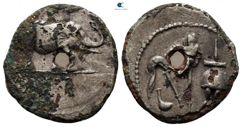 Julius Caesar 49-48 BC. Military mint travelling with Caesar
Fourreè Denarius
...