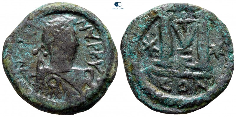 Justin I AD 518-527. Contemporary imitation of Constantinople mint
Follis Æ

...