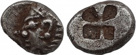IONIA. Kolophon. Tetartemorion. (Late 6th century BC).
Obv: Archaic male head (of Apollo?) left.
Rev: Quadripartite incuse square.
Klein 356.
Rare
Con...