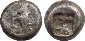ACHAEMENID EMPIRE. Time of Darios I to Xerxes I (Circa 505-480 BC). 1/3 Siglos. Sardes.
Obv: Persian king in kneeling-running stance right, drawing bo...