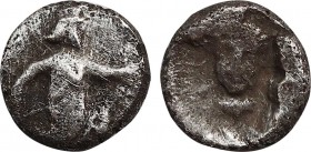 ACHAEMENID EMPIRE. Time of Darios I to Xerxes I (Circa 505-480 BC). 1/8 Siglos.
Obv: Persian king in kneeling-running stance right, drawing bow.
Rev: ...