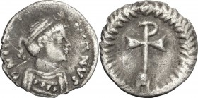 Justinian I (527-565). AR 1/4 Siliqua, Ravenna mint. DN IVSTINIANVS. Diademed and cuirassed bust right. / Cross surmounted by P on globe, within wreat...