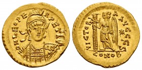 Leon I. Solidus. 462-466 AD. Constantinople. (Ric-605). Anv.:  D N LEO PE-RPET AVG. Facing bust, with armour and helmet, carrying spear and shield. Re...