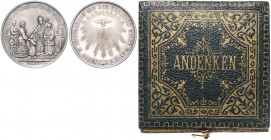 Ferdinand I. 1835 - 1848
TAUFE UND FIRMUNG. Ag - Firmmedaille, o. Jahr (ca. 1845). auf die Firmung, Dm 32,20 mm, von Drentwett, im Original Etui
Wien
...