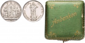 Ferdinand I. 1835 - 1848
TAUFE UND FIRMUNG. Ag - Firmmedaille, o. Jahr (ca. 1830). auf die Firmung, Dm 34 mm, Sign. L & W, im Original Etui
Wien
12,11...