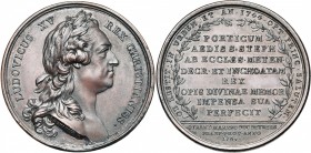 FRANCE, AE médaille, 1764, Duvivier. Edification du portique de l''église Saint-Etienne de Metz. D/ B. l. de Louis XV à d. R/ Inscription en huit lign...
