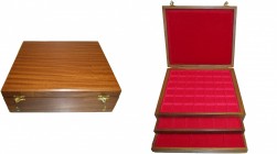 Petit médaillier en bois, 25 x 20,8 x 8,5 cm. 4 plateaux en bois et velours rouge (21,5 x 17,5 cm), de 42, 30, 20 et 12 cases.
