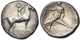 CALABRE, TARENTE, AR nomos, 302-281 av. J.-C. D/ Un jeune cavalier menant son cheval au pas à d. et cour. l''animal. A g., au-dessus de la croupe, ΣΑ....